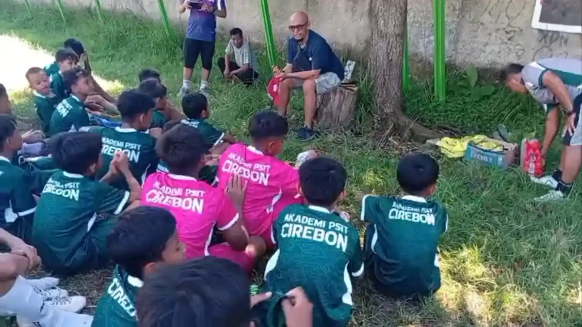 USIA DINI - Legenda Persib Bandung, Herrie Setyawan, memilih 'turun gunung' dengan cara sederhana, yakni duduk di bawah pohon, membina langsung anak-anak Cirebon dari nol. Artikel ini telah tayang di TribunJabar.id dengan judul Dulu Bawa Persib Juara, Eks Bek Tangguh Herrie Setyawan 'Nyelip' di Bawah Pohon Bina Bocah Cirebon, https://jabar.tribunnews.com/jabar-region/1169690/dulu-bawa-persib-juara-eks-bek-tangguh-herrie-setyawan-nyelip-di-bawah-pohon-bina-bocah-cirebon?page=2. Penulis: Eki Yulianto | Editor: Ravianto